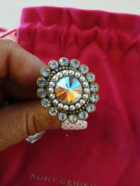 Kurt Geiger Octavia Cocktail Ring Size 8 NWT Goldtone plate/crystal Vintage Look